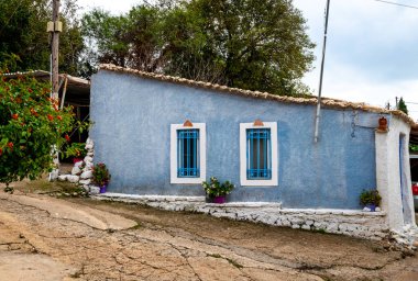Geleneksel Yunan köyü binasının dış cephesinin mimari ayrıntıları.