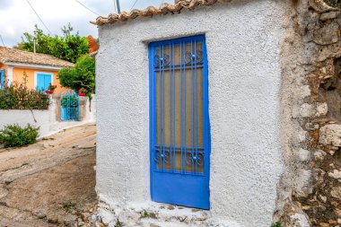 Geleneksel Yunan köyü binasının dış cephesinin mimari ayrıntıları.