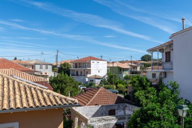 Eski ve yenilenmiş binaları gösteren bir Yunan ada köyünün genel manzarası.