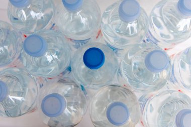 Koyu mavi şapkalı, garip bir şişe su manzarası..