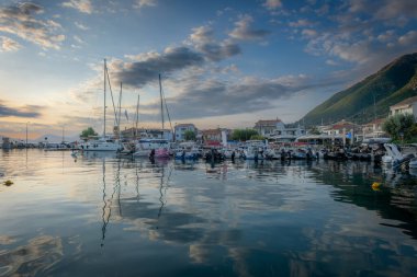 Nikianna Limanı üzerinde gün doğumu, Lefkada adası, Yunanistan, güzel sabah ışığı, gökyüzü bulutları ve suda yansımaları.