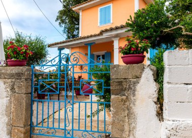 Lefkada, Yunanistan-10.09.2024. Güzel bir tatil, apartman daireleri, geleneksel köy tarzı stüdyolar kiralıyor..