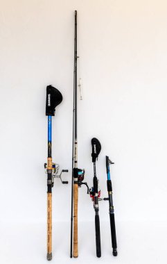 Lefkada, Yunanistan... 10.04.2024. Japon şirketi Shimano 'nun beyaz arka planda izole edilmiş olta ve makara koleksiyonu..