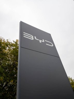 Londra mı? UK- 11.03.2024. Bir araba galerisinin ön avlusundaki BYD imzası..