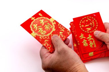 Çin 'e yeni yıl hediyesi olarak kırmızı paketler içinde iyi talih, şans ve zengin karakterler dağıtan biri. Bir Ay Yeni Yıl geçmişi, konsept.