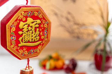 Asılan Ay Yeni Yılı süslemesi. Ailemizin talihini simgeliyor. Bir Çin Yeni Yıl geçmişi, konsept.