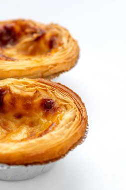 İki yeni pişmiş yumurtalı turtaya yakın, çıtır çıtır, gevrek hamur işi....