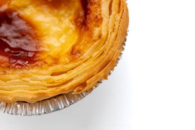 Makro, fırında yumurtalı tartın kapağı gevrek, gevrek pastayı gösteriyor..