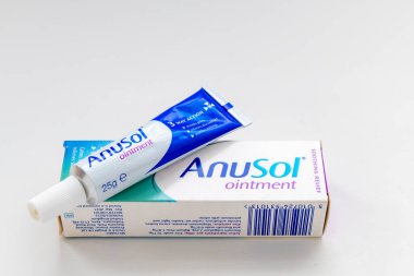 Londra mı? İngiltere-01.01.2025. Üzerinde Anusol merhemi bulunan paket beyaza izole edilmiş yığınların tedavisinde kullanılacak..