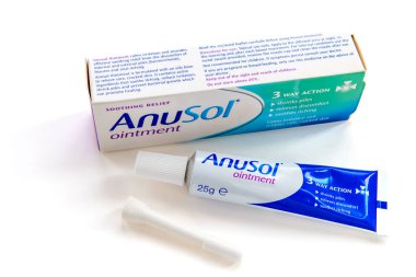 Londra mı? İngiltere-01.01.2025. Anusol merheminin beyaza izole edilmiş kümelerin tedavisi için paketi ve içeriği.