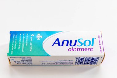 Londra mı? İngiltere-01.01.2025. Beyaza izole edilmiş yığınların tedavisi için bir paket Anusol merhemi.
