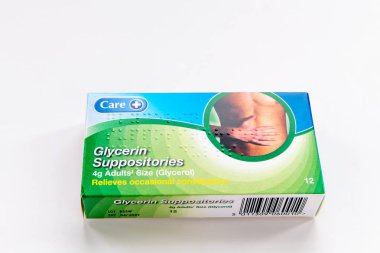 Londra mı? İngiltere-01.01.2025. Beyaz üzerine izole edilmiş ağır kabızlıkların kullanımı için bir paket gliserin fitilleri.