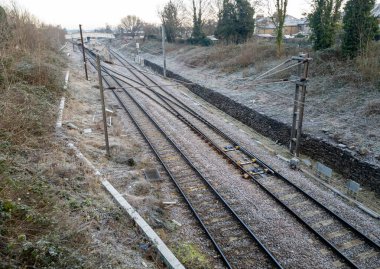 Demiryolu hattı ve raylar kalın sabah buzlarıyla kaplı..