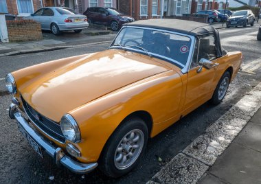Londra mı? UK- 01.24.2025. Restore edilmiş klasik bir MG spor arabanın sağ ön tarafı..