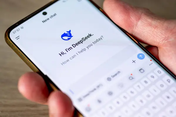 Londra mı? UK- 01.29.2025. Çin 'in açık kaynak yapay zeka uygulaması DeepSeek' i kullanarak cep telefonu tutan bir kişi..