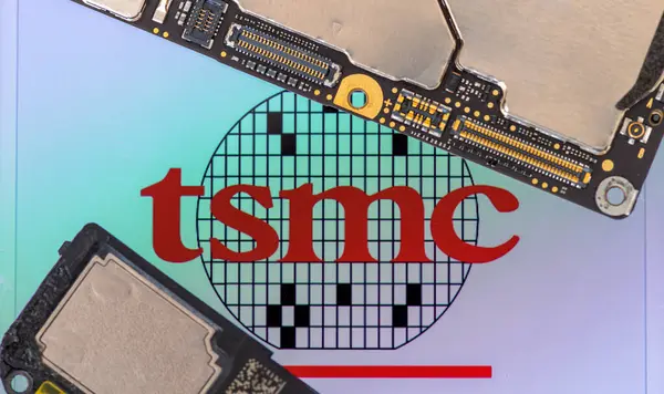 Londra mı? UK- 02.02.2025. Macro, Tayvanlı yarı iletken üreticisi TSMC 'nin isim levhasını akıllı telefondan çipler ve parçalarla kapat..