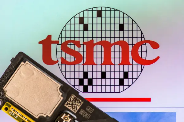 Londra mı? UK- 02.02.2025. Macro, Tayvanlı yarı iletken üreticisi TSMC 'nin isim levhasını bir cep telefonunun çipleri ve parçalarıyla kapat.
