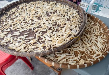 Lo Pak, mooli ya da şalgamları güneşte örülmüş bambu tepside kurutmanın geleneksel bir yolu..