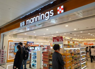 Hong Kong. Çin... 02.14.2025. Kişisel bakım ürünleri zinciri Mannings 'in bir kolu. Dükkanın önünde şirketin adı ve logosu var..