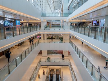 Hong Kong. Çin... 02.14.2025. New Town Plaza alışveriş merkezinin çok katlı iç görünümü.