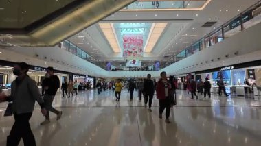 Hong Kong. Çin-02.14.2025. Sha Tin 'deki bu kalabalık alışveriş merkezini ziyaret eden bir kalabalıkla New Town Plaza' da yürüyoruz..