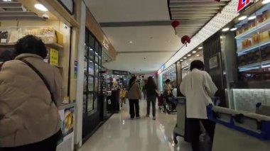 Hong Kong. Çin-02.14.2025. Shatin Merkezi 'nin içi, küçük perakende satış birimleri olan ve her gün alışveriş yapan eski bir alışveriş merkezi..