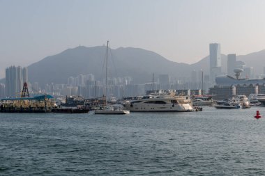 Hong Kong. Çin... 02.15.2025. Güneşli bir günde Kwun Tong Tayfunu Barınağı 'nın genel manzarası. Çok sayıda tekne ve yat içerideydi..