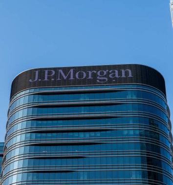 Hong Kong. Çin... 02.15.2025. Önde gelen bir Amerikan finans kurumu olan J.P. Morgan 'ın ofis binasındaki isim..