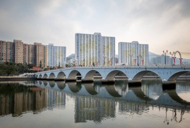 Hong Kong. Çin - 02.16.2025. Lek Yuen Köprüsü, Shatin, Yeni Bölgeler 'deki Shing Mun nehri boyunca uzanan eski bir yaya köprüsü..