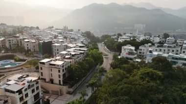 Hong Kong. Çin... 02.15.2025. Kau To Shan 'daki özel lüks villaların ve dairelerin havadan görünüşü. Yeni Bölgeler' de güvenlik kapısı, yüzme havuzu ve dinlenme tesisleri sunuluyor..