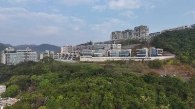 Hong Kong. Çin - 02.16.2025. Cavaridge, La Vetta ve St Moritz, Yeni Bölgelerde verimli tropikal bitki örtüsüyle çevrili bir dağın tepesindeki lüks konutlar..