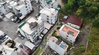 Yeni Bölgeler, Hong Kong 'un kırsal kesimindeki 3 katlı ev ve apartmanların geliştirilmesinin klibi..