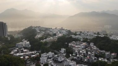 Kau To Shan ve Kau 'nun güzel klibi güneşli bir sabahta, Hong Kong' un Yeni Bölgelerindeki köye.