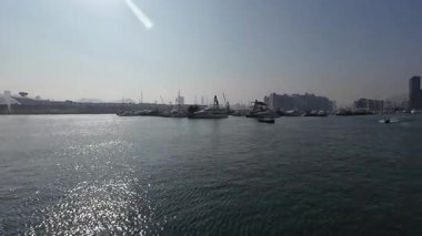 Hong Kong. Çin... 02.15.2025. Kwun Tong Tayfun Sığınağı Kwun Tong Feribot Limanı manzaralı.