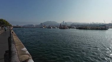 Hong Kong. Çin... 02.15.2025. Kwun Tong Tayfun Sığınma Evi 'nin güvertesinden genel bir görüş..