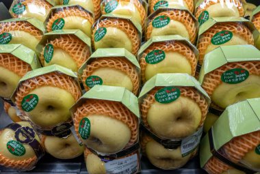 Hong Kong. Çin - 02.16.2025. Şehrin süper marketinde Japonya 'dan taze Asya armutları sergileniyor.