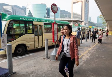 Hong Kong. Çin - 02.16.2025. Sha Tin İstasyonu Pisti 'nde halka açık otobüsler inip yolcuları alıyor..