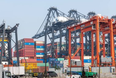 Hong Kong. Çin... 02.18.2025. Hong Kong Limanı 'ndaki rıhtım vinci büyük bir konteynır nakliye gemisine konteynır taşımak için çok çalışıyor..