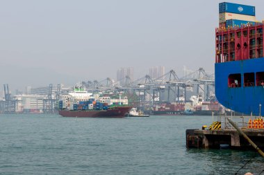 Hong Kong. Çin... 02.18.2025. Hong Kong Limanı 'nın bir bölümünün genel görüntüsü. Bazı konteynır kargo gemileri yanaşmış ve diğerleri limana doğru yelken açmış..