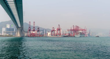 Hong Kong. Çin... 02.18.2025. Taşkesiciler Köprüsü 'nün altından Hong Kong Limanı' nın genel bir görüntüsü..