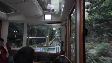 Hong Kong. Çin - 02.19.2025. Peak Tramvayı 'nın içinden Victoria Tepesi' ne kadar uzanan dik dağdan görüntü..