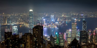 Hong Kong. Çin - 02.19.2025. Victoria Peak 'in gece gökdelenleri, Victoria Harbour ve Kowloon yarımadasındaki ikonik gökdelenleri gösteriyor..