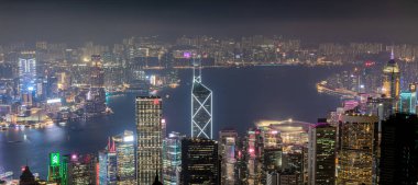 Hong Kong. Çin - 02.19.2025. Victoria Peak 'in gece gökdelenleri, Victoria Harbour ve Kowloon yarımadasındaki ikonik gökdelenleri gösteriyor..