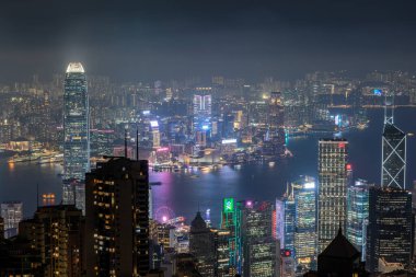 Hong Kong. Çin - 02.19.2025. Victoria Peak 'in gece gökdelenleri, Victoria Harbour ve Kowloon yarımadasındaki ikonik gökdelenleri gösteriyor..