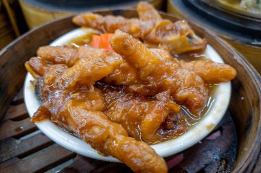 Kanton Dim Sum klasik yemeği, kara fasulye soslu buğulanmış tavuk ayağı, bambu buharlı tencerede servis edilir..