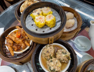 Hong Kong 'da bir çay evinde Çin yemeği sırasında sunulan popüler Dim Sum tabakları..