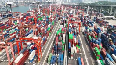 Hong Kong. Çin... 02.18.2025. Hong Kong Limanı 'ndaki bir rıhtımda işlenen binlerce konteynırı gösteren hava görüntüsü..