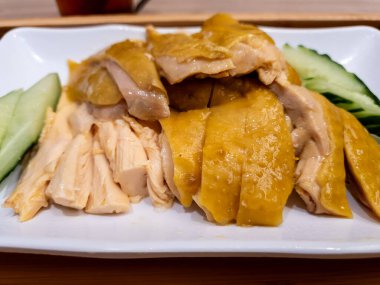 Salatalık parçalı kemiksiz Hainanese tavuğunun kapağını kapat..