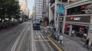 Hong Kong. Çin... 02.21.2025. Bir Hong Kong Tramvayı 'nın üst güvertesinden, merkez caddelerin, şehir hayatının ve binaların hızlandırılmış bir klibi..