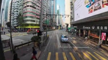 Hong Kong. Çin... 02.21.2025. Bir Hong Kong Tramvayı 'nın üst güvertesinden Central District' in canlı caddelerinin ve şehir hayatının hızlandırılmış görüntüleri..